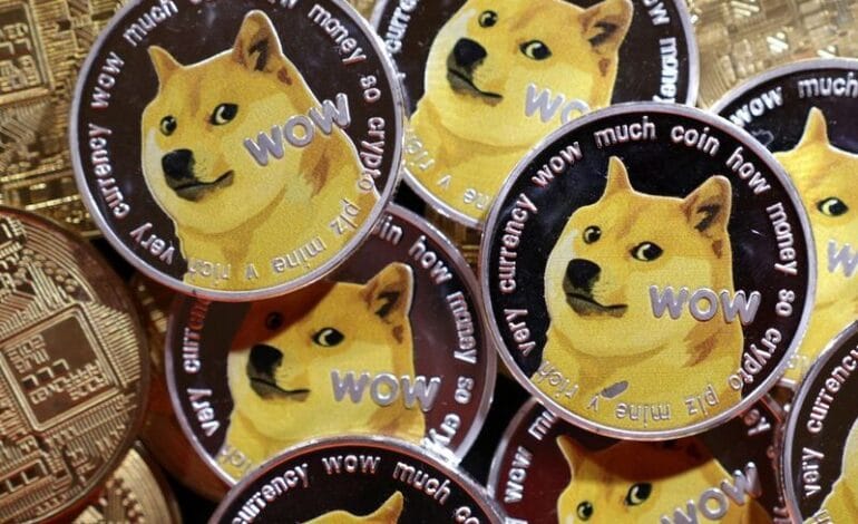 L'explosion du Dogecoin se poursuit alors que le BTC frôle son record, +40% en 5 jours Par Investing.com